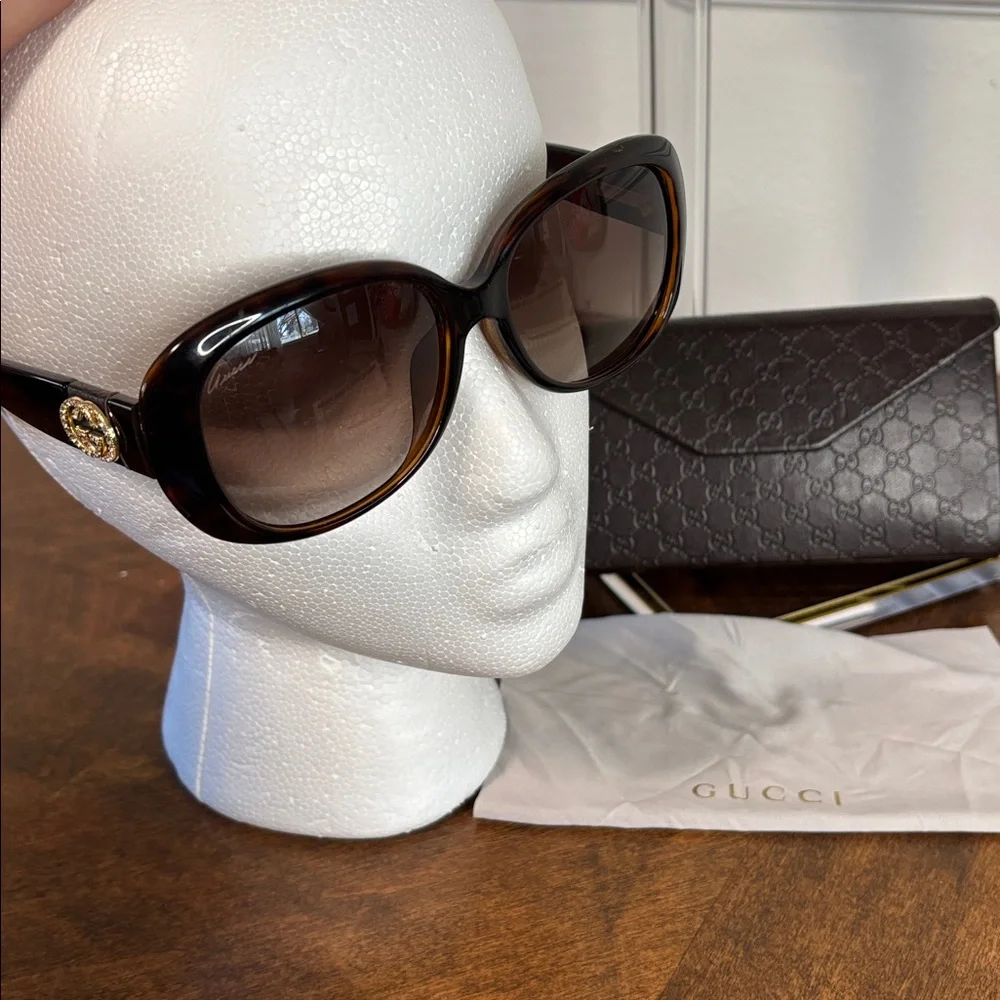 GUCCI SUNGLASSES FULL INCLUSION with Branded Case and dust cloth - Picture 14 of 16